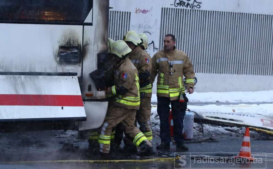 Izgorio autobus u Lukavcu, oštećena i dva automobila